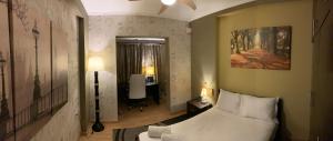 A bed or beds in a room at Alrose