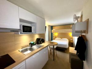 Rúm í herbergi á Kyriad DIRECT Saint Brieuc - Parc des Expositions