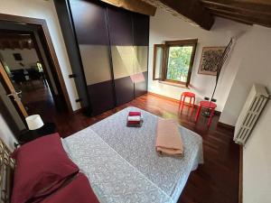 a living room with a table with towels on it at B&B Corte Bassa 2 in Parma