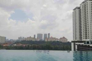 Πισίνα στο ή κοντά στο EIGHT Kinrara Puchong 3R2B 8Pax