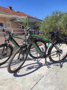 twee fietsen staan geparkeerd voor een huis bij NoMADS in Hvar