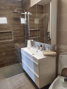 a bathroom with a sink and a shower and a toilet at La casita in Los Menores