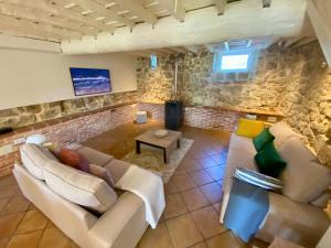 ein Wohnzimmer mit zwei Sofas und einem Fernseher in der Unterkunft Olas y flores silvestres 1 in Castiello de Abajo