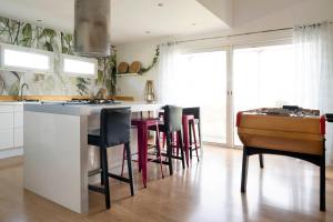 Η κουζίνα ή μικρή κουζίνα στο Pop Bohèm en Camargue maison atypique 135m2