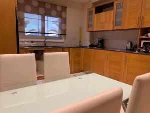 A kitchen or kitchenette at Alrose