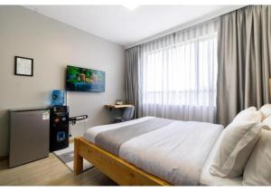Ένα ή περισσότερα κρεβάτια σε δωμάτιο στο JKIA Apartments by Away Homes Rentals LTD