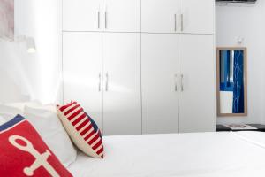 Postel nebo postele na pokoji v ubytování Stratos by mRoom Apartments