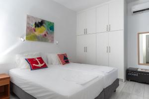 Postel nebo postele na pokoji v ubytování Stratos by mRoom Apartments