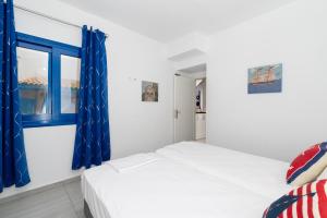 Postel nebo postele na pokoji v ubytování Stratos by mRoom Apartments