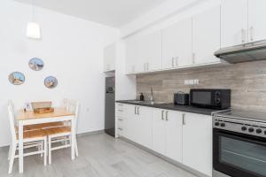 Kuchyň nebo kuchyňský kout v ubytování Stratos by mRoom Apartments