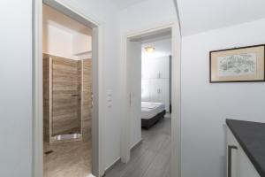 Koupelna v ubytování Stratos by mRoom Apartments