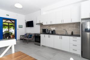 Kuchyň nebo kuchyňský kout v ubytování Stratos by mRoom Apartments