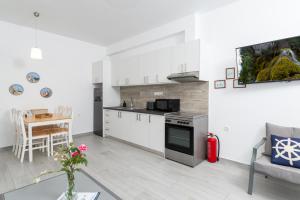 Kuchyň nebo kuchyňský kout v ubytování Stratos by mRoom Apartments