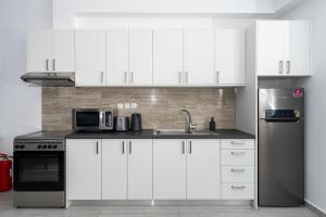 Kuchyň nebo kuchyňský kout v ubytování Stratos by mRoom Apartments