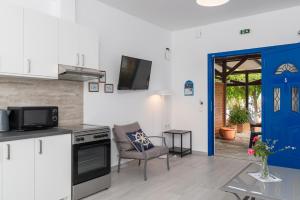 Kuchyň nebo kuchyňský kout v ubytování Stratos by mRoom Apartments