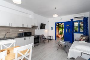 Kuchyň nebo kuchyňský kout v ubytování Stratos by mRoom Apartments