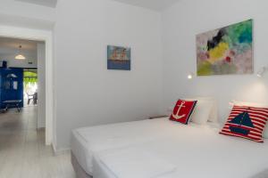 Postel nebo postele na pokoji v ubytování Stratos by mRoom Apartments