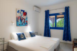 Postel nebo postele na pokoji v ubytování Stratos by mRoom Apartments