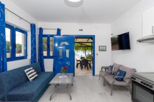 TV a/nebo společenská místnost v ubytování Stratos by mRoom Apartments