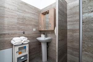 Koupelna v ubytování Stratos by mRoom Apartments