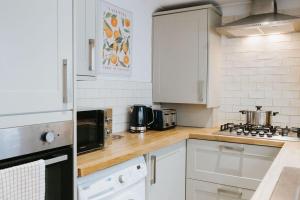 Η κουζίνα ή μικρή κουζίνα στο Central 3 Bed Home, Contractors, Garden, Fast WiFi, Smart TV +24 φωτογραφίες