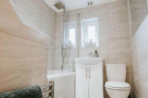 Ένα μπάνιο στο Central 3 Bed Home, Contractors, Garden, Fast WiFi, Smart TV