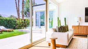 棕榈泉Serene home with pool with mountain views的相册照片