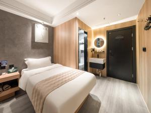 Voodi või voodid majutusasutuse 一间森林酒店交通大学延安西路地铁站店 toas