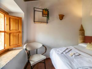 Cama ou camas em um quarto em Petit Hotel Hostatgeria La Victoria