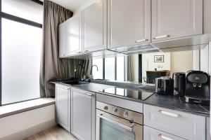 Cuisine ou kitchenette dans l'établissement Résidence Paris Charonne-Bastille