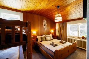 Postel nebo postele na pokoji v ubytování PineTree Lodge Mayrhofen