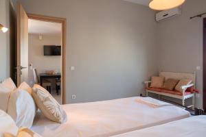 Postel nebo postele na pokoji v ubytování Stratos by mRoom Apartments