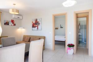 Postel nebo postele na pokoji v ubytování Stratos by mRoom Apartments