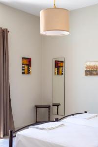 Postel nebo postele na pokoji v ubytování Stratos by mRoom Apartments