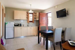 Kuchyň nebo kuchyňský kout v ubytování Stratos by mRoom Apartments