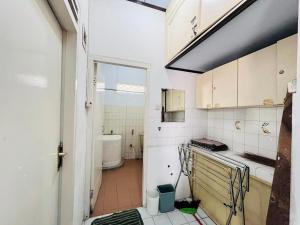 un bagno con lavandino e WC di Sewa Villa Puncak Gendis a Cipanas