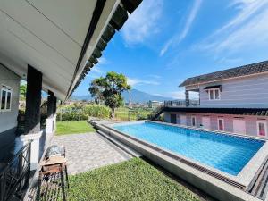 un'immagine di una piscina accanto a una casa di Sewa Villa Puncak Gendis a Cipanas
