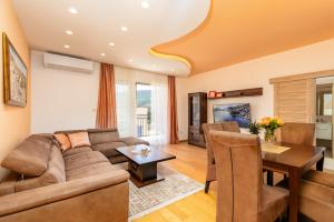 Apart hotel M S KATUNJANIN的休息区