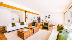 棕榈泉Serene home with pool with mountain views的相册照片