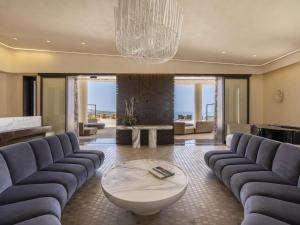 Гостиная зона в Santo Mine Oia Suites