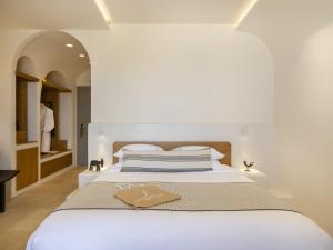 Кровать или кровати в номере Santo Mine Oia Suites