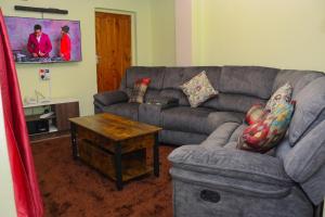Гостиная зона в Two Bedroom Modern Apartment in Nyahururu +12 фотографий