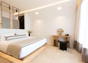 Кровать или кровати в номере Santo Mine Oia Suites