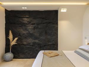 Кровать или кровати в номере Santo Mine Oia Suites