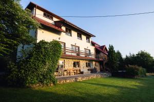 a large building with a yard in front of it at Gościniec Skalite in Godziszka