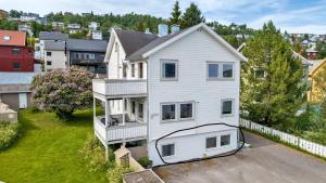 una vista aérea de una casa blanca en 2-Bedroom Apartment with Private Entrance Near Tromsø City Centre, en Tromsø