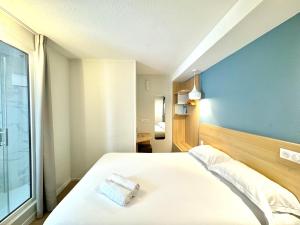 Rúm í herbergi á Kyriad DIRECT Saint Brieuc - Parc des Expositions