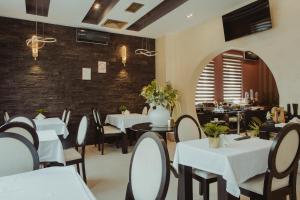 Garni Hotel Biser餐厅或其他用餐的地方