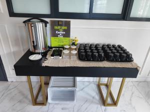 Příslušenství pro přípravu čaje a kávy v ubytování Ghurfati Hotel Wedana