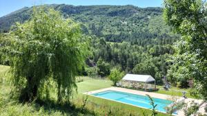 an aerial view of a house with a swimming pool at Villa charmante à Sisteron avec piscine privée in Sisteron